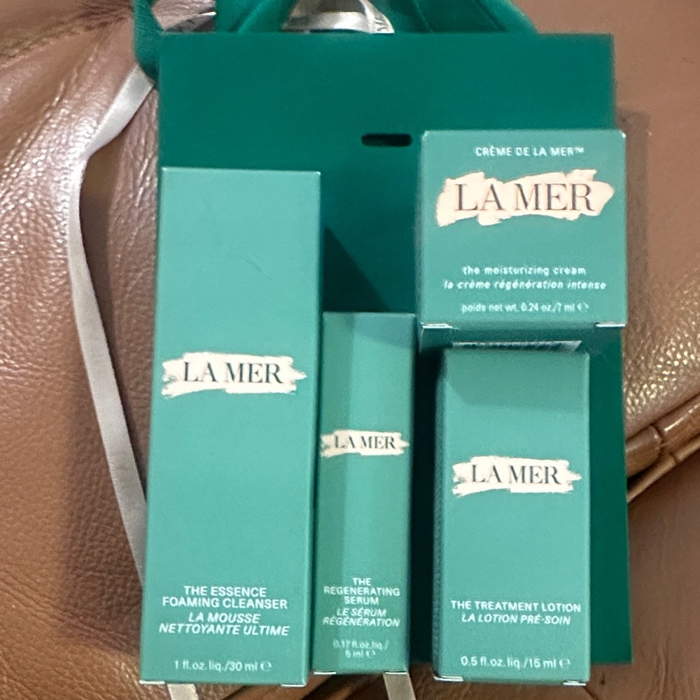 La Mer teal boxed skincare set